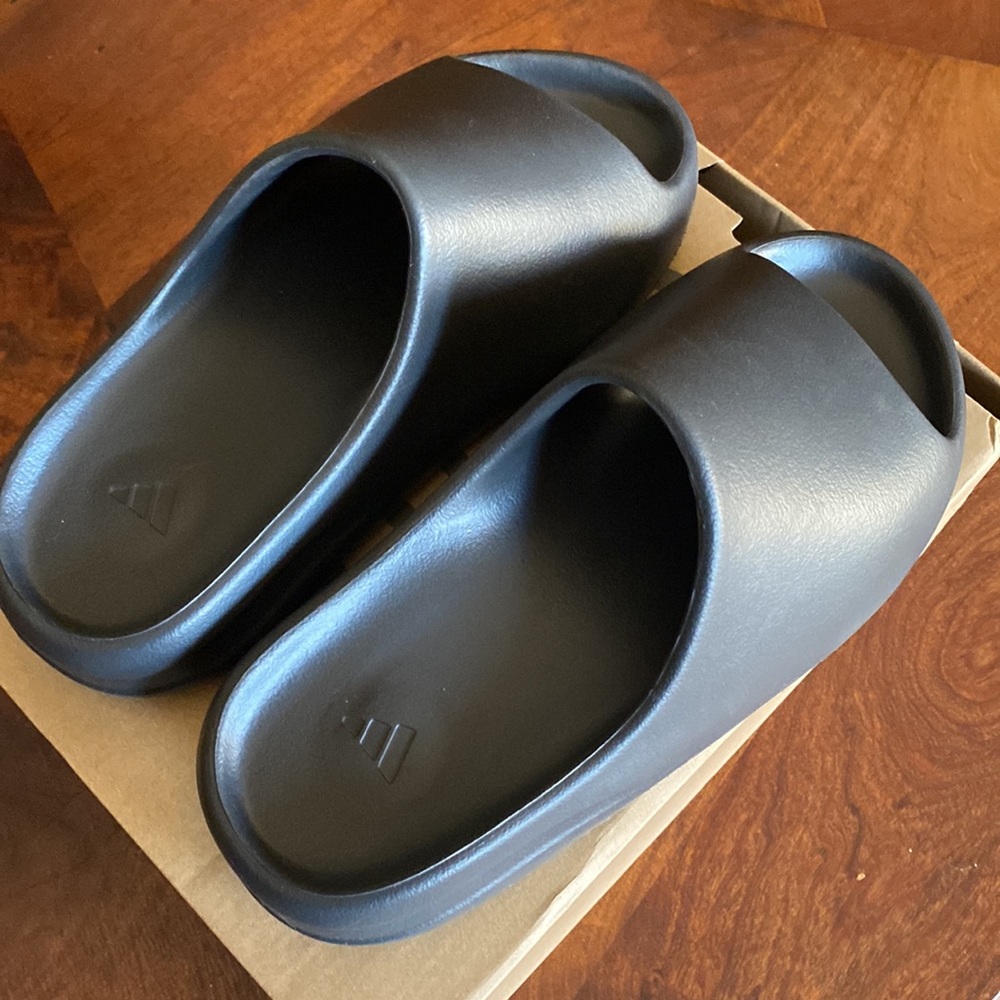 YEEZY SLIDES SIZE 11 ONYX MENS
